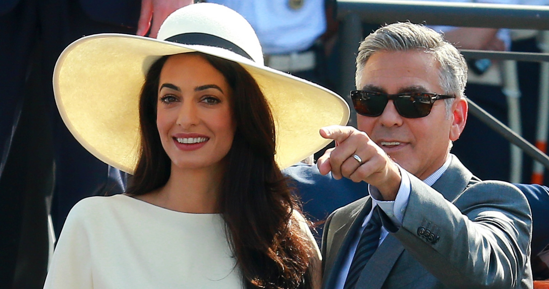 Salma Hayek | Mε micro bikini στο εξώφυλλο του Sports Illustrated - εικόνα 1