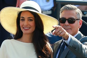 Salma Hayek | Mε micro bikini στο εξώφυλλο του Sports Illustrated - εικόνα 1