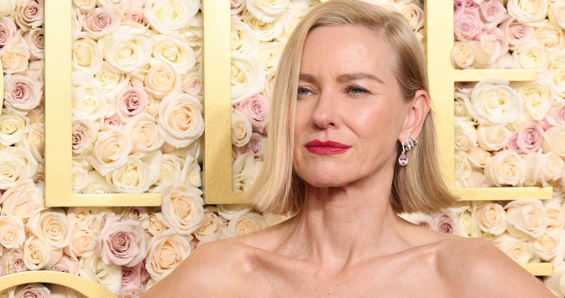 Naomi Watts | Με θηλυκό navy παλτό με χρυσά κουμπιά και δερμάτινη mini bag - εικόνα 1
