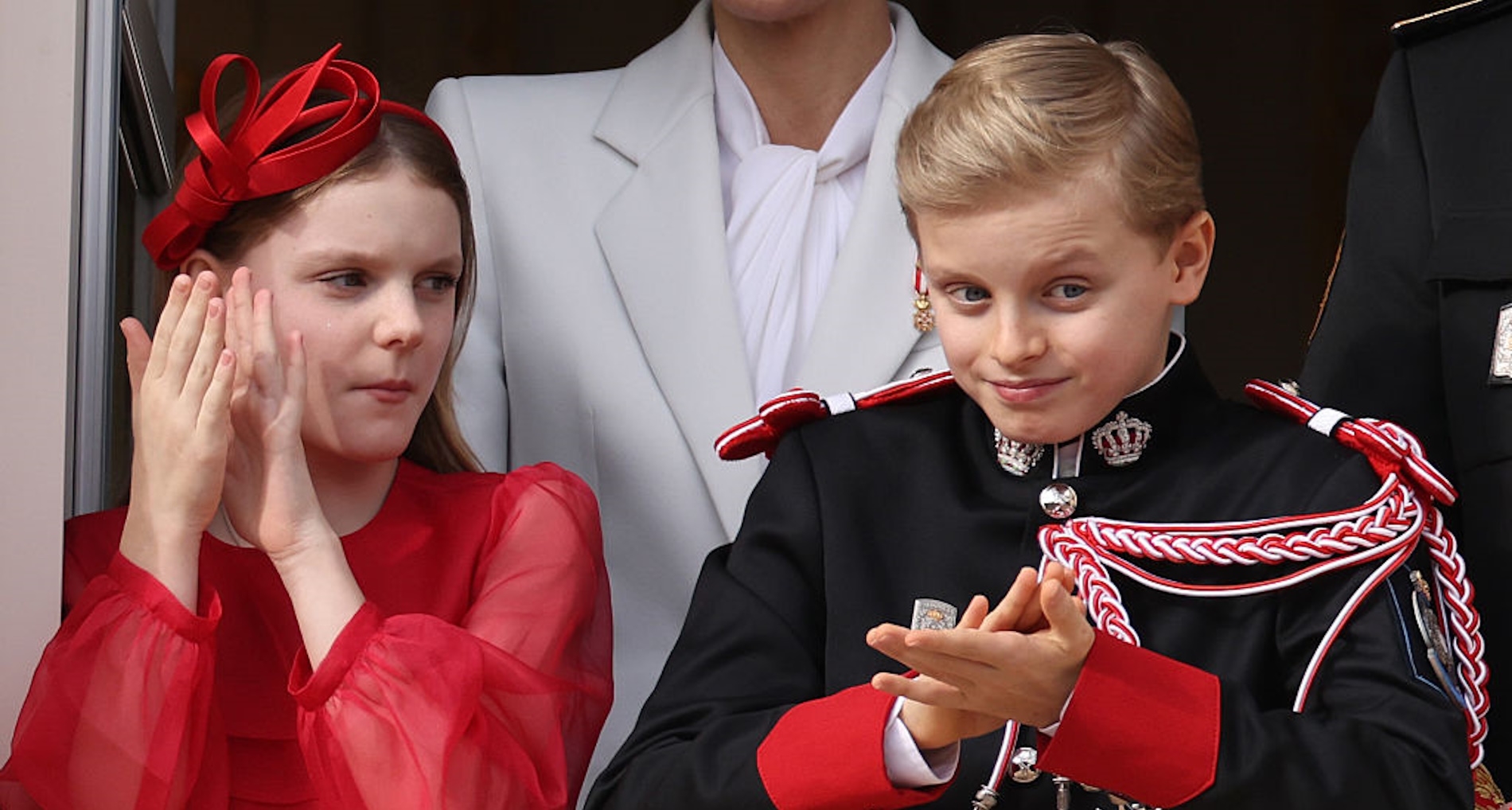 Πριγκίπισσα Charlene | Στα λευκά και σαν Ελληνίδα θεά στον Xριστουγεννιάτικο Xορό του Μονακό - εικόνα 1