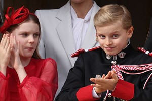 Πριγκίπισσα Charlene | Στα λευκά και σαν Ελληνίδα θεά στον Xριστουγεννιάτικο Xορό του Μονακό - εικόνα 1