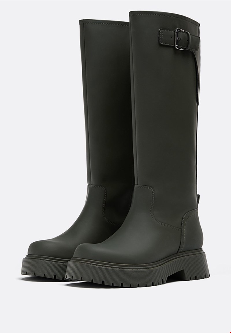 Ίσιες μπότες με όψη καουτσούκ, Stradivarius