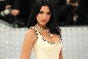 Dua Lipa | Το lip oil gloss της είναι στην τέλεια απόχρωση για το καλοκαιρινό σου μακιγιάζ - εικόνα 1