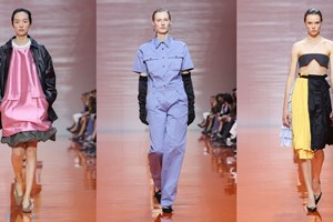 Bottega Veneta SS26 | Sleek hair, αυστηρά σινιόν και no-makeup makeup looks πλαισίωσαν ιδανικά το σχεδιαστικό ντεμπούτο της Louise Trotter - εικόνα 1