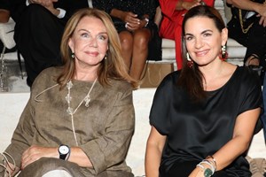 Όλγα Κεφαλογιάννη | Η εμφάνιση με λευκό φόρεμα και χρυσές εσπαντρίγιες στο Ηρώδειο - εικόνα 2