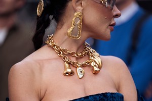 Οι πολυτελείς κρέμες σώματος με glitter που θα απογειώσουν τις εμφανίσεις σου αυτά τα Χριστούγεννα - εικόνα 1