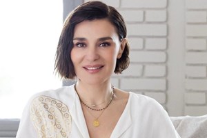 Το έλαιο που χρησιμοποιεί η Βάσια Κωσταρά στα μαλλιά της είναι το προϊόν που χρειάζεσαι για πλούσια θρέψη και ισορροπημένο τριχωτό - εικόνα 2