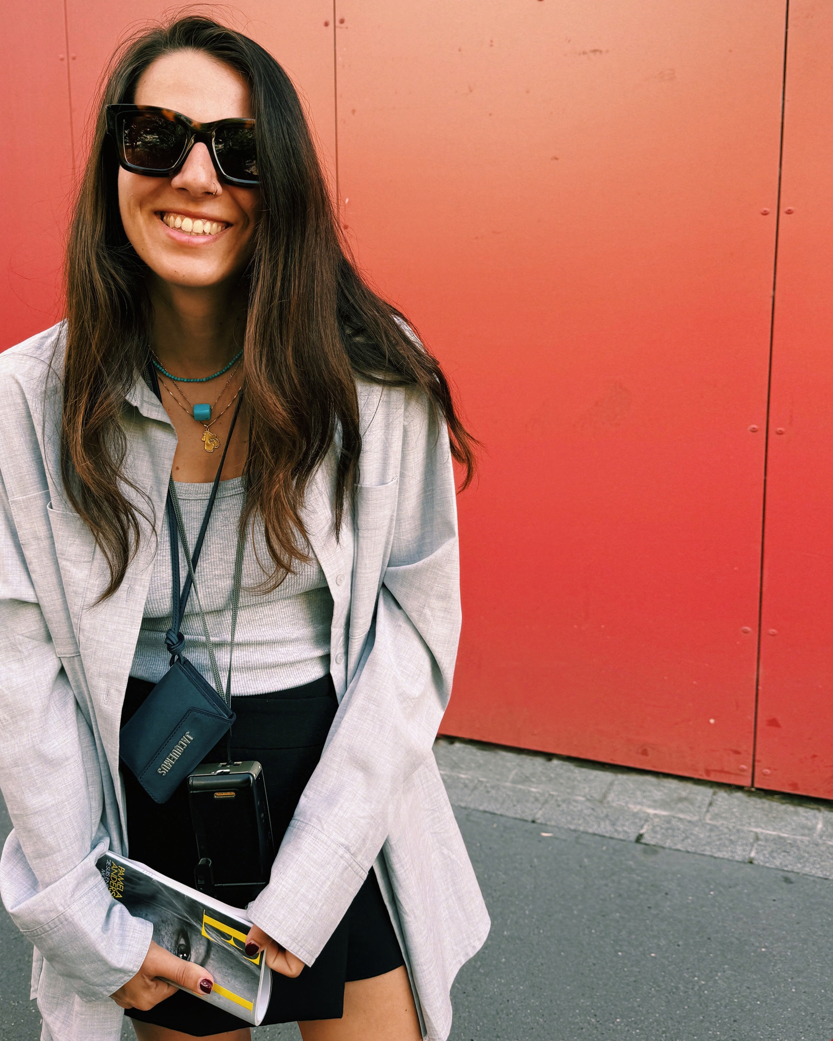 Mini μαύρο φόρεμα με cut-outs και over the knee μπότες | Η εμφάνιση της Βίκυς Καγιά στο kick off party του Madwalk - εικόνα 3