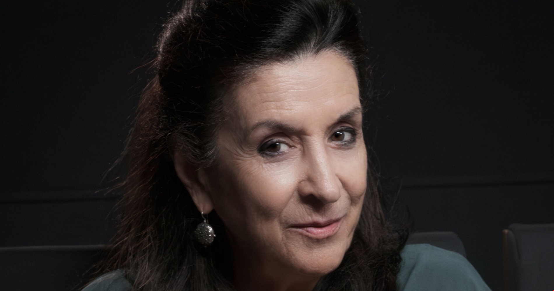 Μια ζωή | Ο μονόλογος μιας μοδίστρας με πρωταγωνίστρια τη Νένα Μεντή