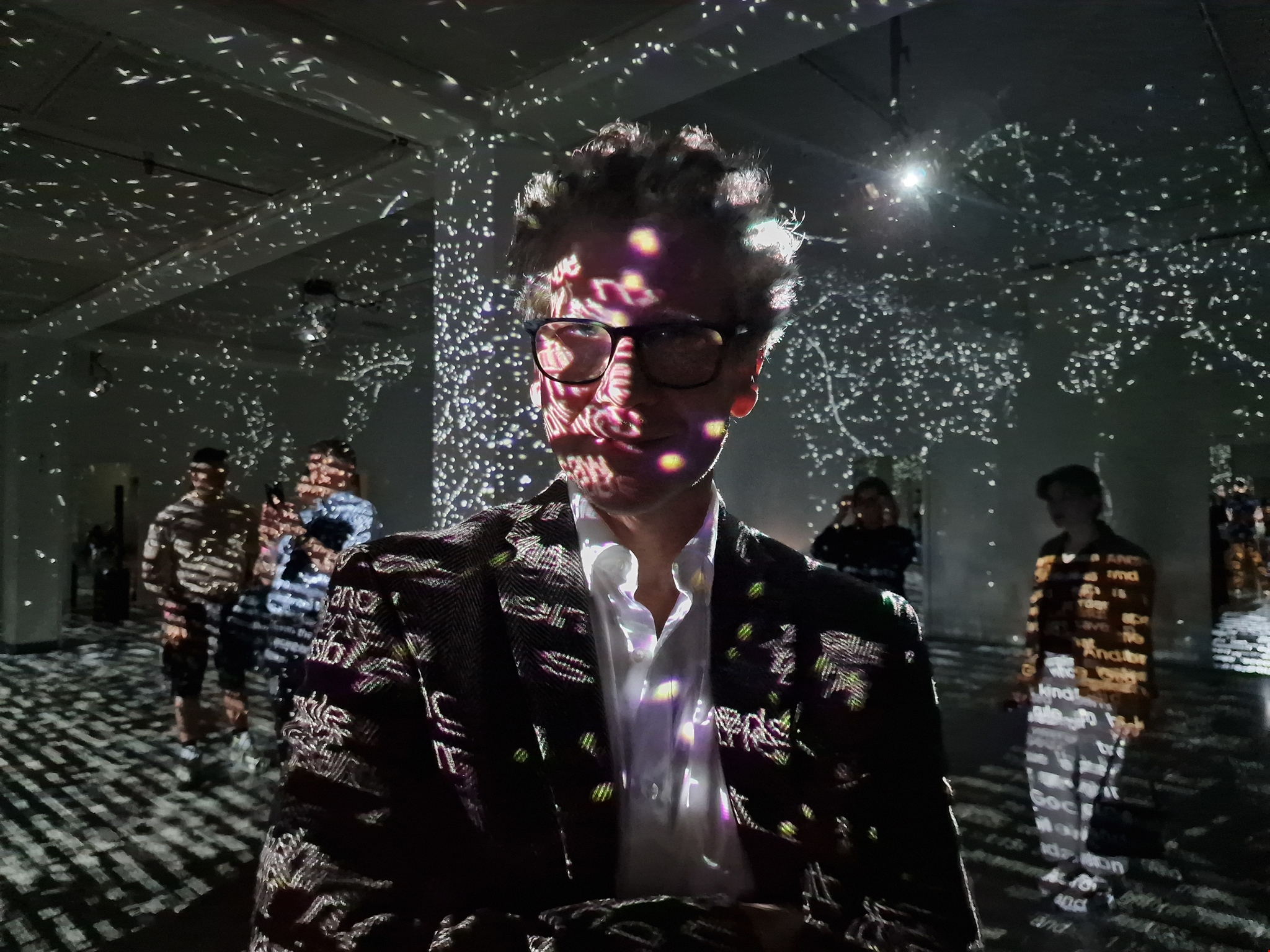 Συνέντευξη | Ο Charles Sandison μετατρέπει την Αθήνα σε ένα πεδίο όπου η τεχνητή νοημοσύνη συναντά τη φιλοσοφία και την τέχνη