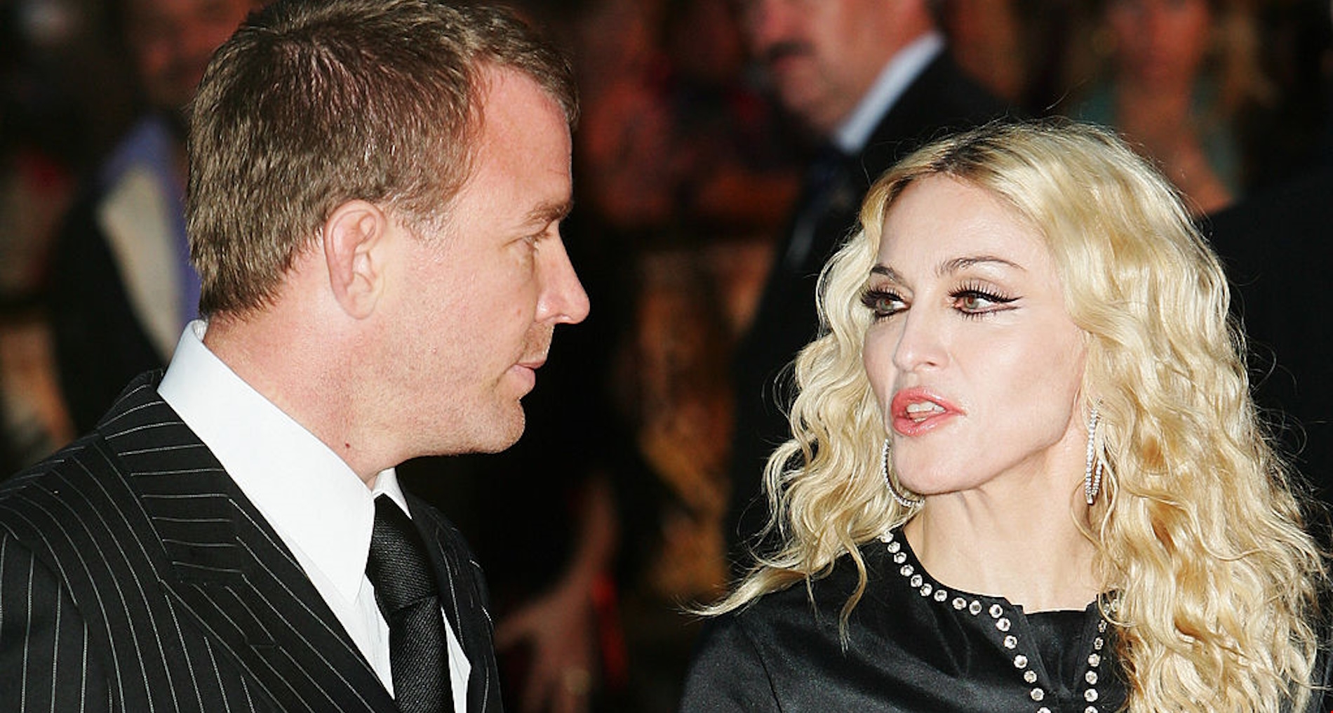 Madonna | Σπάνια εμφάνιση στο γήπεδο για τη βασίλισσα της ποπ μαζί με τις δίδυμες κόρες της - εικόνα 2