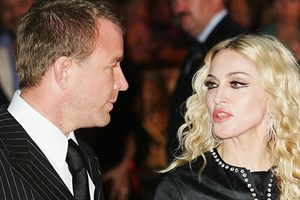 Madonna | Σπάνια εμφάνιση στο γήπεδο για τη βασίλισσα της ποπ μαζί με τις δίδυμες κόρες της - εικόνα 2