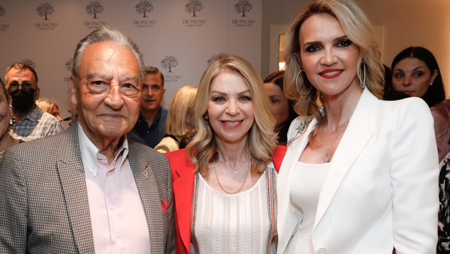 Η ιδιαίτερη ανοιξιάτικη εμφάνιση της Έλλης Στάη σε εγκαίνια