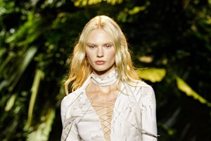 Κατά 1 δισεκατομμύριο δολάρια πλουσιότερη έγινε η Hailey Bieber μετά την εξαγορά της Rhode από την e.l.f. Beauty - εικόνα 1