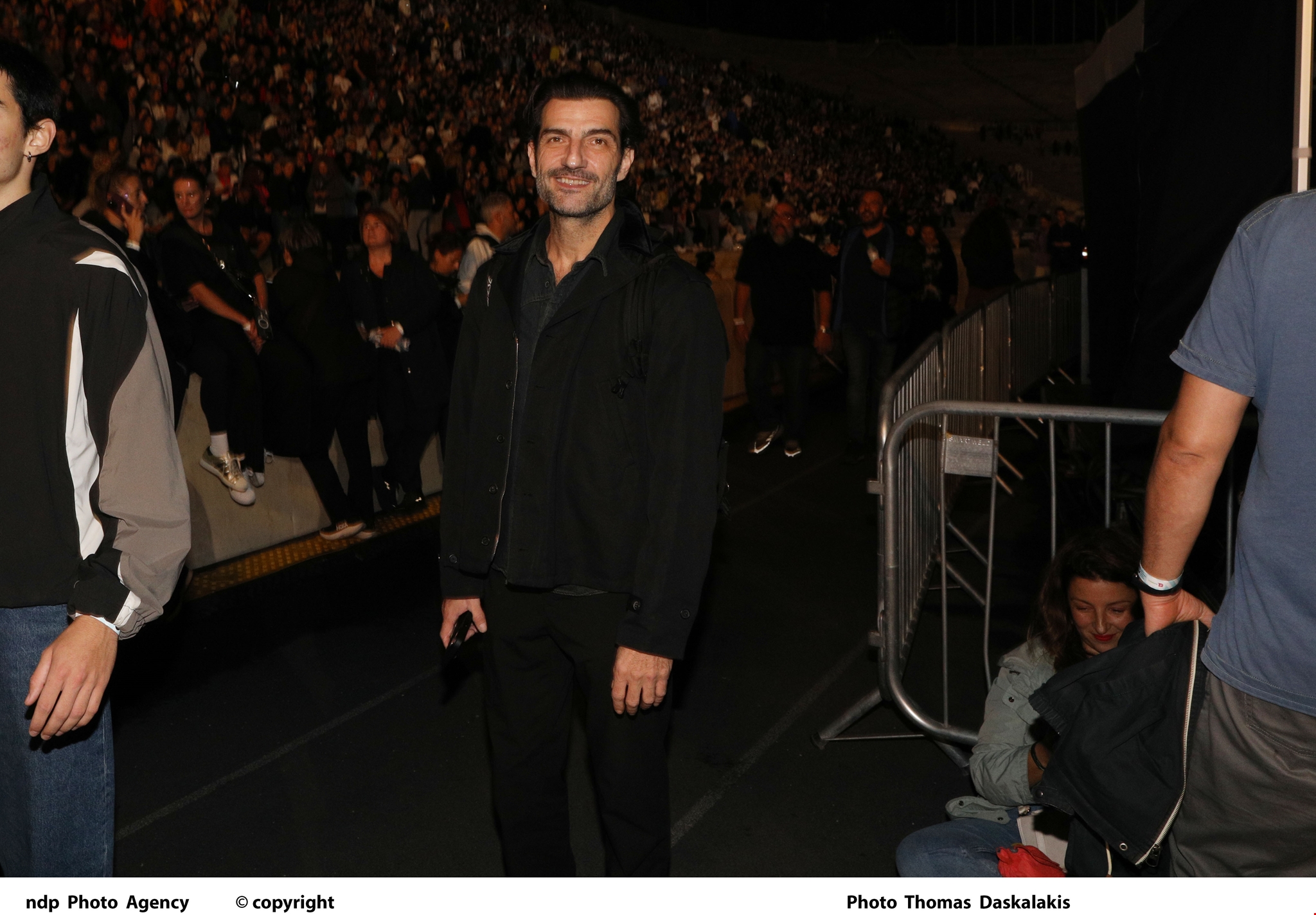 Ο Νίκος Κουρής με τον γιο του, Πέτρο, στη συναυλία του Robbie Williams στο Καλλιμάρμαρο | Η σπάνια οικογενειακή εμφάνιση