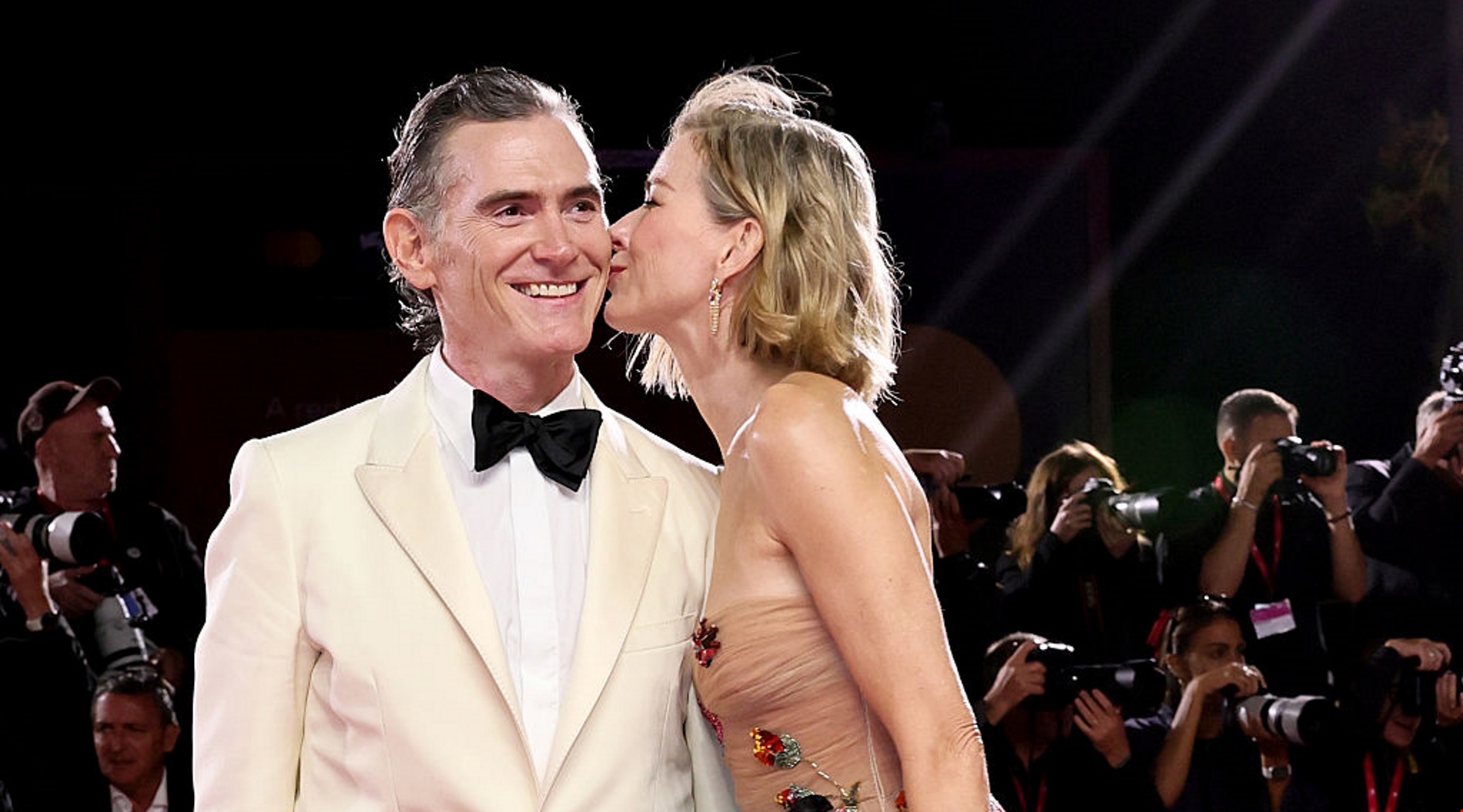 Νaomi Watts | Το τρυφερό φιλί στον σύζυγό της στο ντεμπούτο του στο Φεστιβάλ Κινηματογράφου της Βενετίας