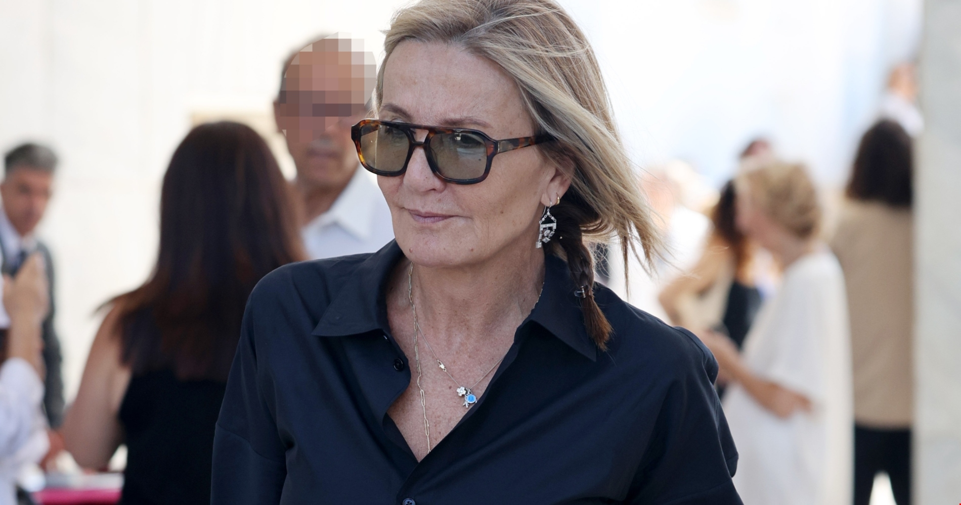 Η Μαρέβα Μητσοτάκη με γκρι σύνολο και καφέ suede παπούτσια στη Νέα Υόρκη