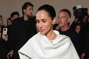 "Είναι ο διάβολος!": Η Μeghan Markle χαλαρώνει με τα πόδια ψηλά κοντά στο σημείο της συντριβής της πριγκίπισσας Diana - εικόνα 4