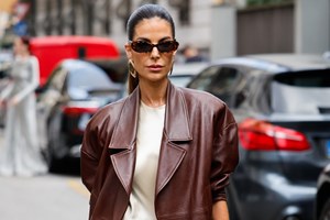 Η Κατερίνα Λέχου με μπεζ faux γούνα σε βραδινή έξοδο | Η κολακευτική λεπτομέρεια στο look της - εικόνα 2