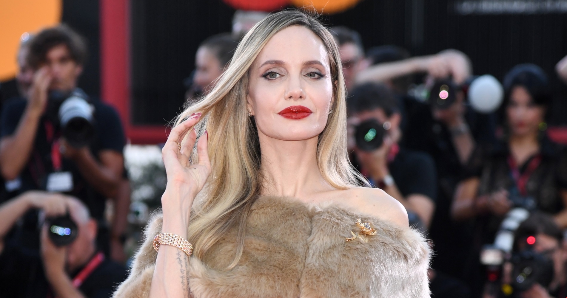 Angelina Jolie | H vintage δημιουργία που επέλεξε για την πρεμιέρα του Maria - εικόνα 2