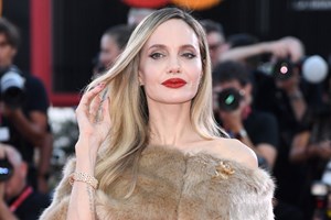 Angelina Jolie | H vintage δημιουργία που επέλεξε για την πρεμιέρα του Maria - εικόνα 2