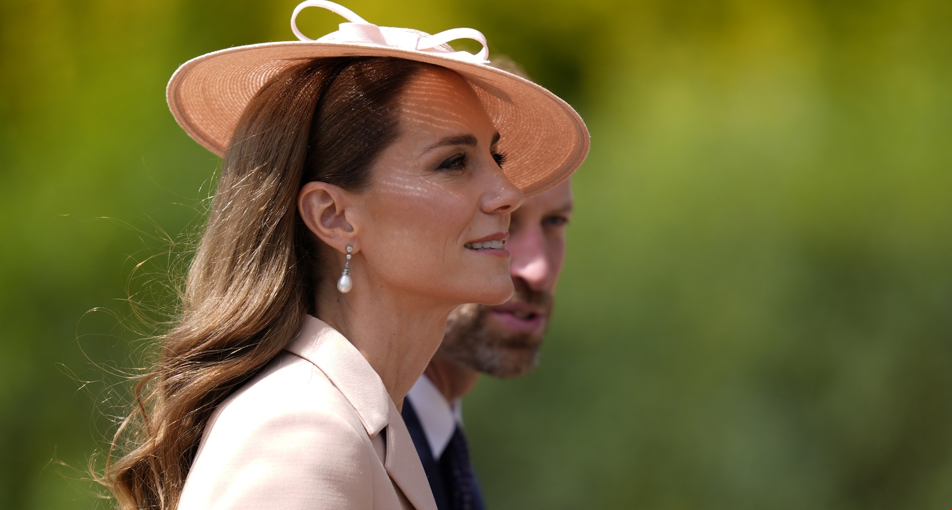 Melania Trump | Mε βρετανική υπογραφή το custom made look που επέλεξε για την άφιξή της στο Λονδίνο - εικόνα 3