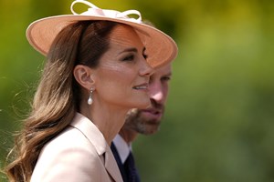 Melania Trump | Mε βρετανική υπογραφή το custom made look που επέλεξε για την άφιξή της στο Λονδίνο - εικόνα 3