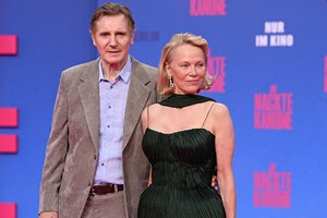 "Ο έρωτας της Pamela Anderson και του Liam Neeson δεν είναι ψεύτικος": Άνθρωπος από το περιβάλλον τους διαψεύδει δημοσίευμα - εικόνα 1