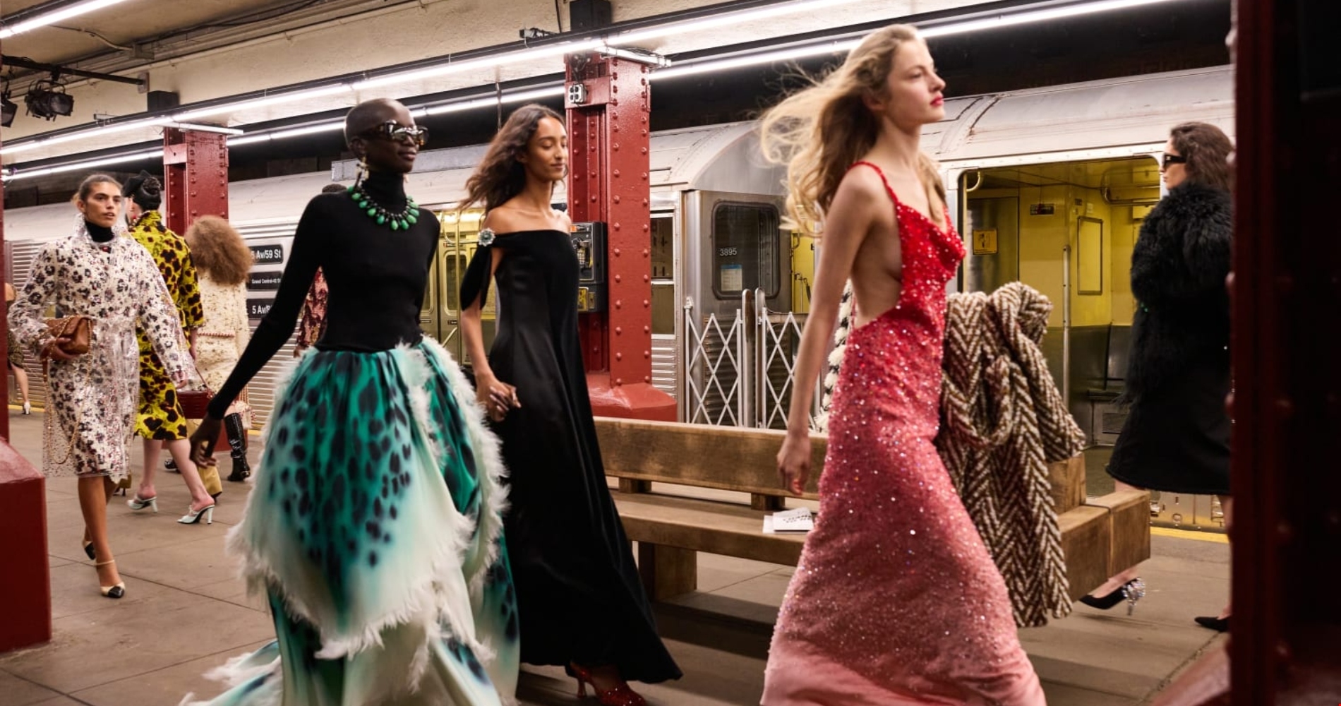 5 λόγοι που θα σε πείσουν να φορέσεις ένα κομψό μαύρο φόρεμα στις γιορτές - εικόνα 1