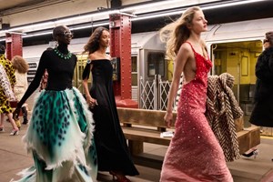 5 λόγοι που θα σε πείσουν να φορέσεις ένα κομψό μαύρο φόρεμα στις γιορτές - εικόνα 1