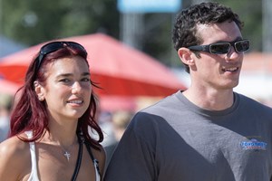 Dua Lipa & Callum Turner | Πότε σχεδιάζουν να παντρευτούν - εικόνα 1