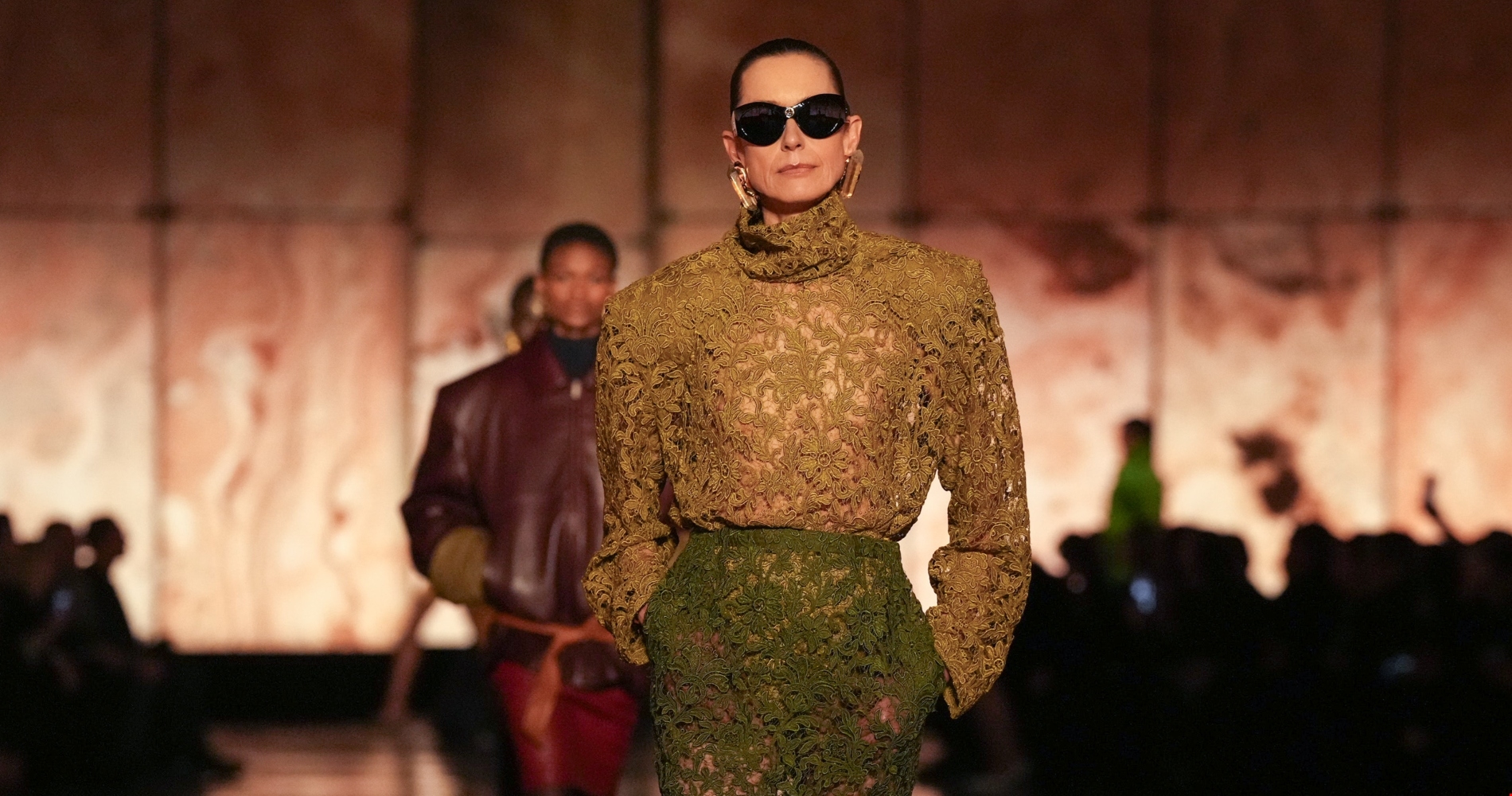 Tweed σακάκι και τζιν παντελόνι | Πώς θα φορέσεις με στιλ τον αγαπημένο συνδυασμό των fashionistas - εικόνα 9