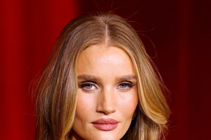 Αυτή η απόχρωση μαλλιών είναι η μεγαλύτερη τάση του φθινοπώρου για πλούσια ένταση και και λάμψη - εικόνα 1