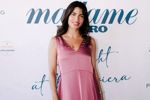 Full Moon Dinner by MF | Η Μελίνα Κόντη με bias cut φόρεμα στο χρώμα του καλοκαιριού - εικόνα 2