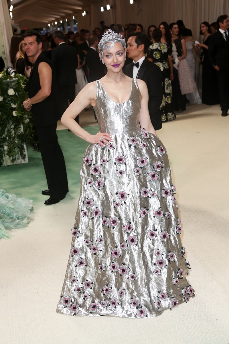 Η Amanda Seyfried με custom Prada.