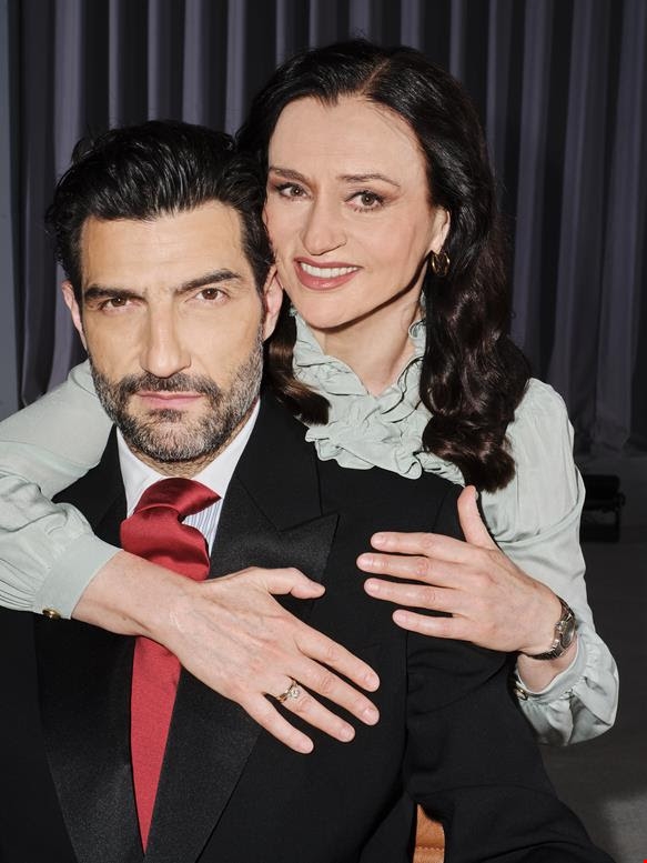 Ο Νίκος Κουρής με τον γιο του, Πέτρο, στη συναυλία του Robbie Williams στο Καλλιμάρμαρο | Η σπάνια οικογενειακή εμφάνιση - εικόνα 1