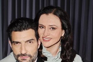 Ο Νίκος Κουρής με τον γιο του, Πέτρο, στη συναυλία του Robbie Williams στο Καλλιμάρμαρο | Η σπάνια οικογενειακή εμφάνιση - εικόνα 1