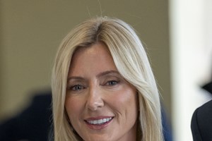 Η Marie Chantal στην κουζίνα του σπιτιού της στα Hamptons με καλή παρέα | Το κλικ της Μαρίας Ολυμπίας Ντε Γκρες - εικόνα 1