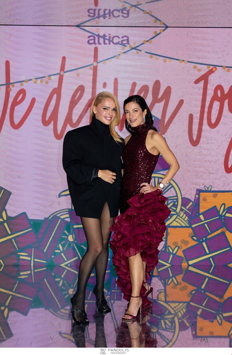 Η Ευαγγελία Σμυρνιωτάκη με outfit Jacquemus,  η Φοίβη Παπαγιωτοπούλου (marketing & e-commerce director πολυκαταστημάτων attica με outfit ROTATE, attica