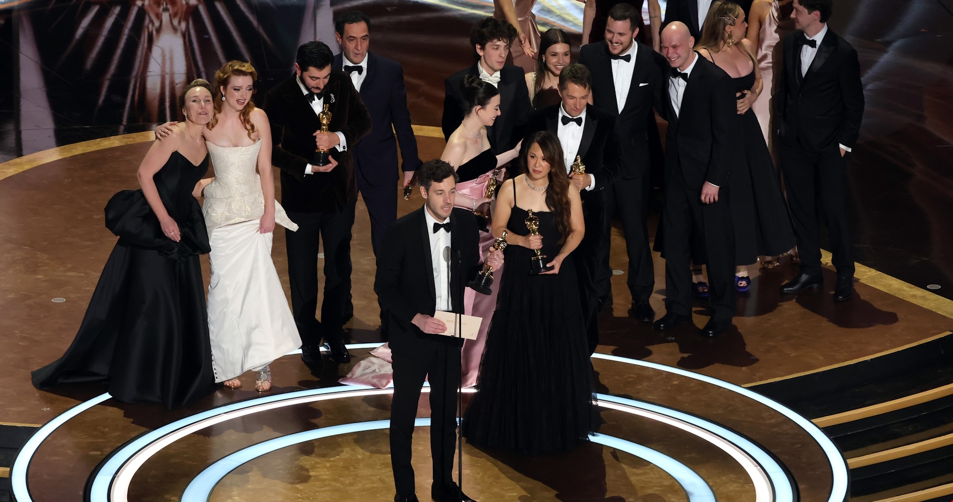 Sebastian Stan | Αγνώριστος στη νέα του εμφάνιση στο Λος Άντζελες - εικόνα 3