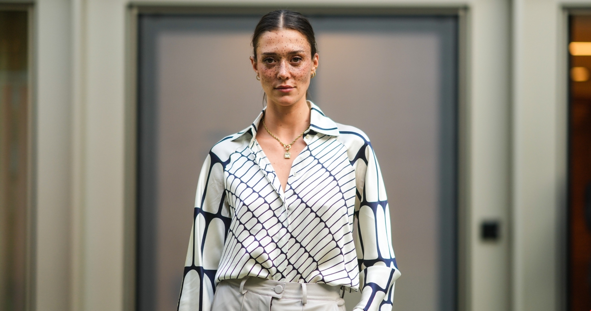 Hailey Bieber | Ο ανατρεπτικός τρόπος που εφαρμόζει το concealer θα σου χαρίσει το πιο φωτεινό και φρέσκο αποτέλεσμα - εικόνα 2