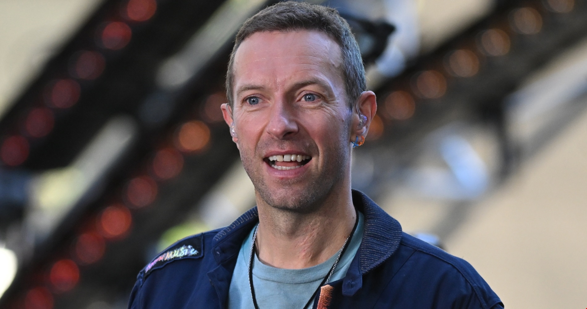 Ο Chris Martin σε σπάνια έξοδο μετά τον χωρισμό με την Dakota Johnson