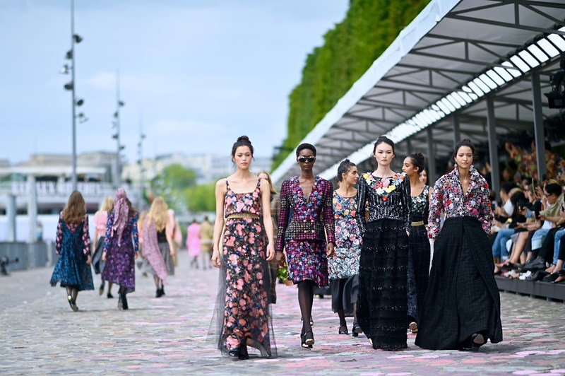 Η νέα Chanel Haute Couture είναι ένας φόρος τιμής στα French Girls