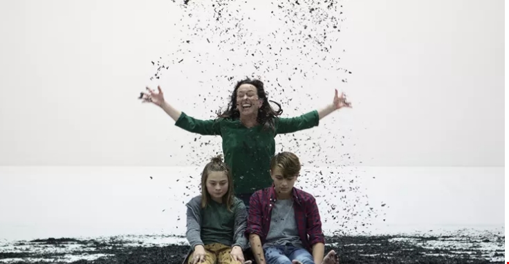 Πώς θα φορέσεις ένα μαύρο φόρεμα το καλοκαίρι | Η Κατερίνα Ευαγγελάτου εμπιστεύτηκε το σωστό trick - εικόνα 1