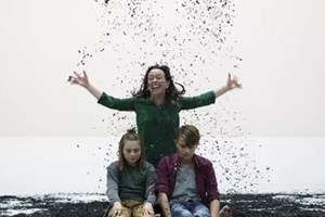 Πώς θα φορέσεις ένα μαύρο φόρεμα το καλοκαίρι | Η Κατερίνα Ευαγγελάτου εμπιστεύτηκε το σωστό trick - εικόνα 1