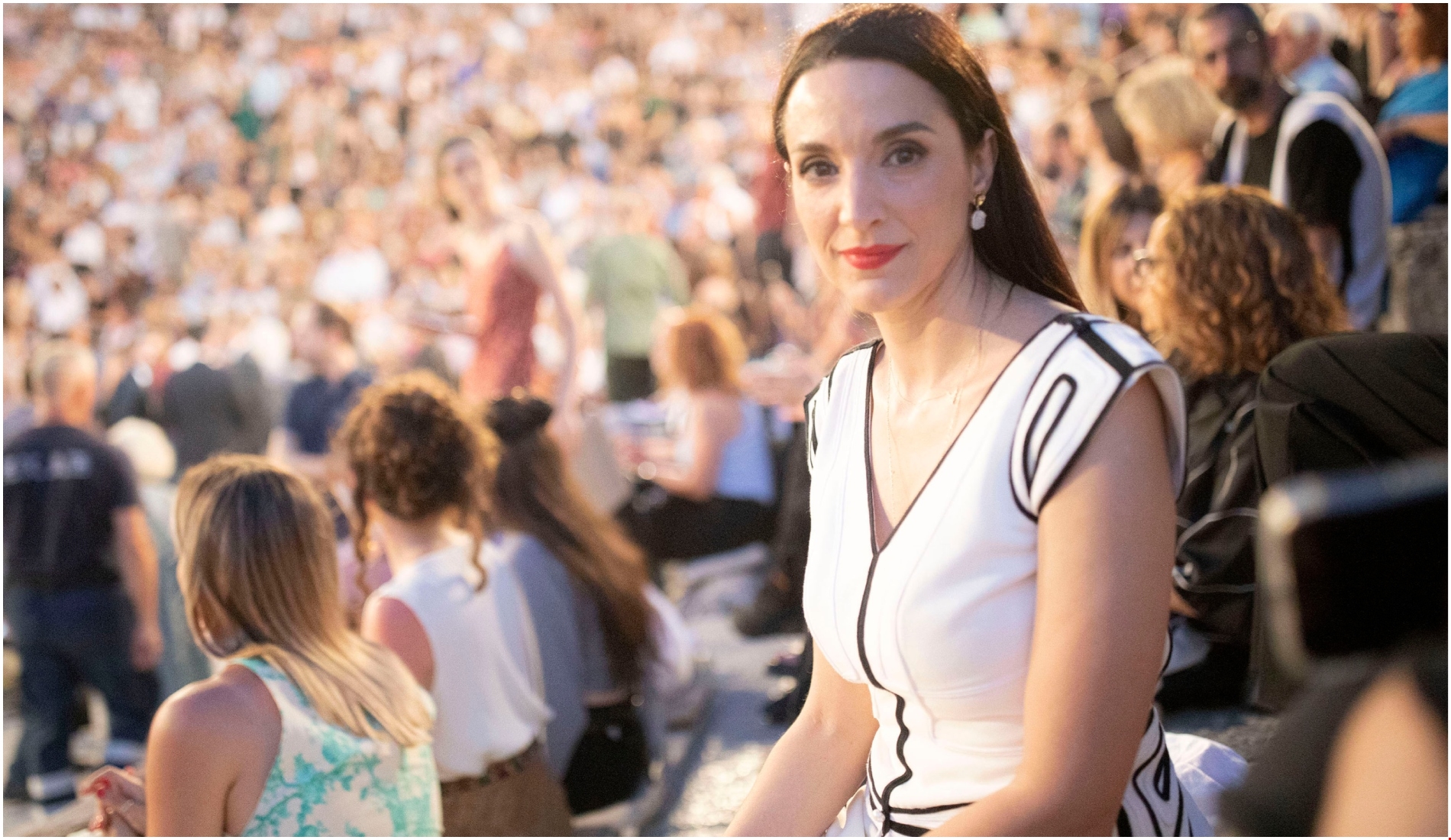 Η βραδινή εμφάνιση της Κατερίνας Ευαγγελάτου με εμπριμέ καφτάνι - εικόνα 3