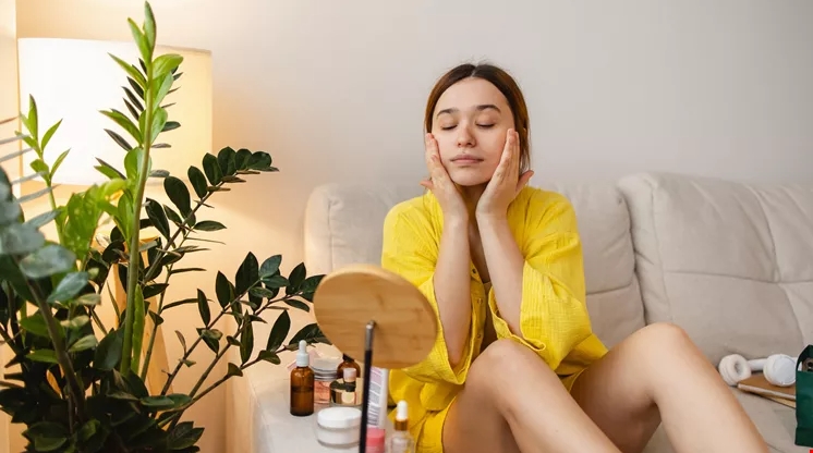 Το skincare trick που θα σε κάνει να ξυπνάς με φυσική λάμψη κάθε πρωί