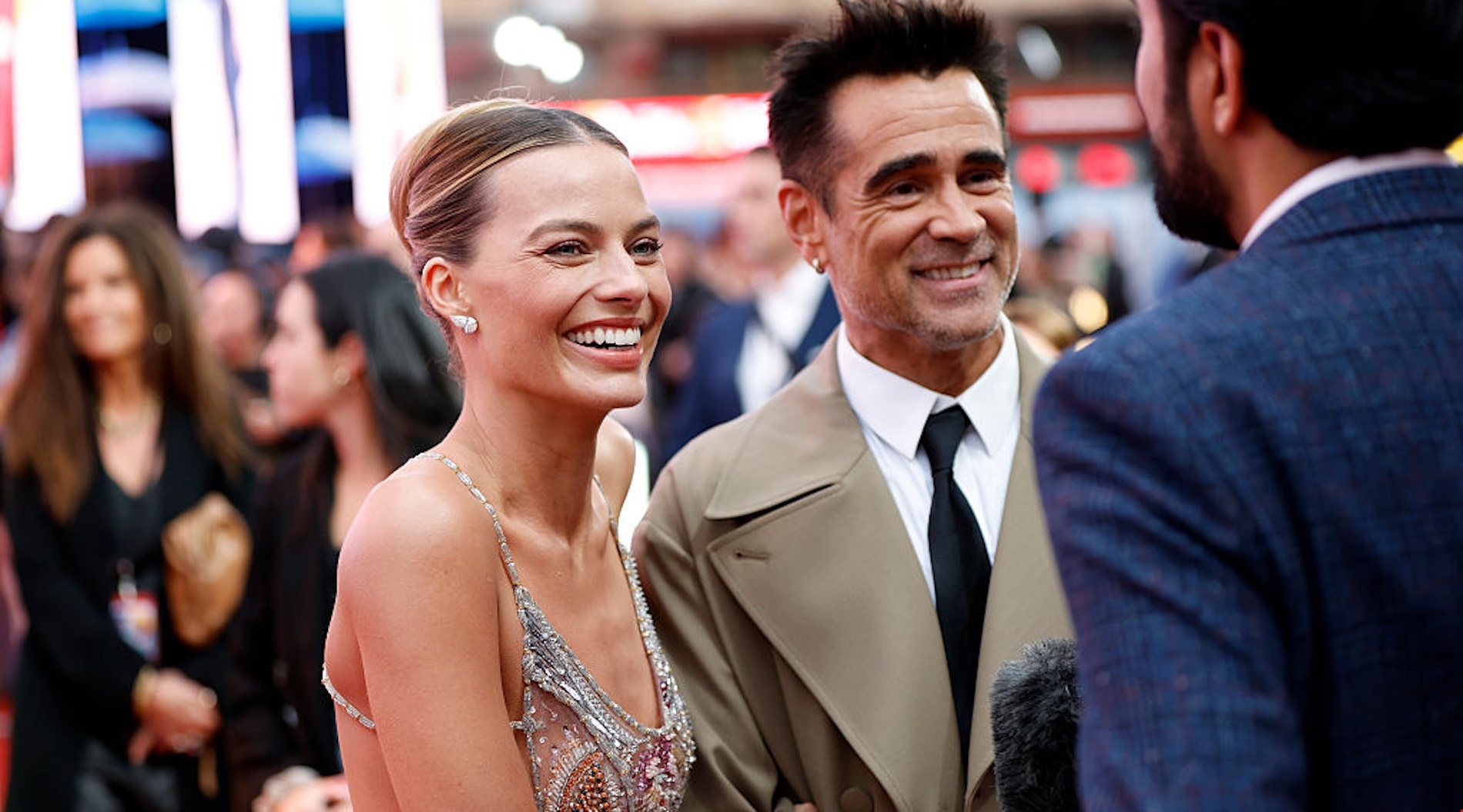 H Μargot Robbie αποχαιρετά την Barbie με αποκαλυπτική Armani δημιουργία