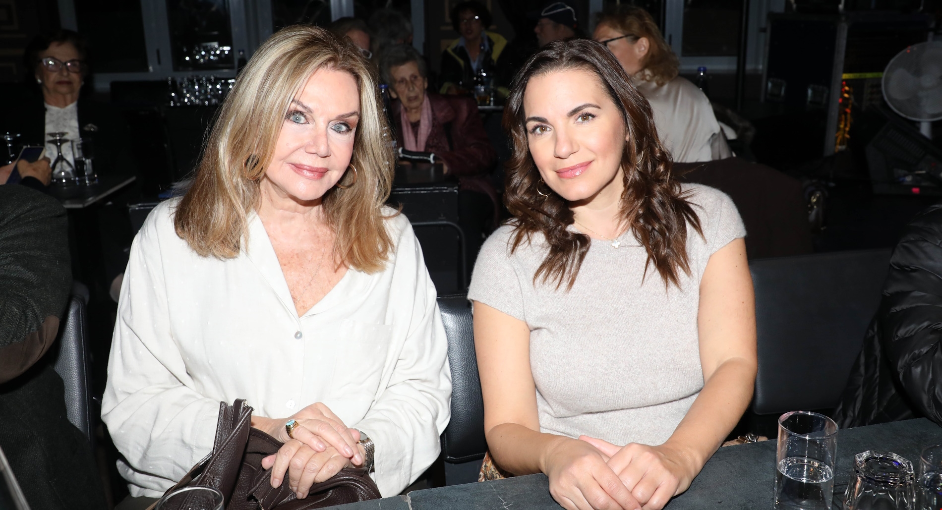 Όλγα Κεφαλογιάννη & Αγάπη Πολίτη | Βραδινή έξοδος σε ρεμπέτικη μουσική παράσταση