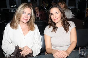 Όλγα Κεφαλογιάννη | Με τη μικρότερη αδελφή της, Χριστίνα σε εγκαίνια καταστήματος - εικόνα 4